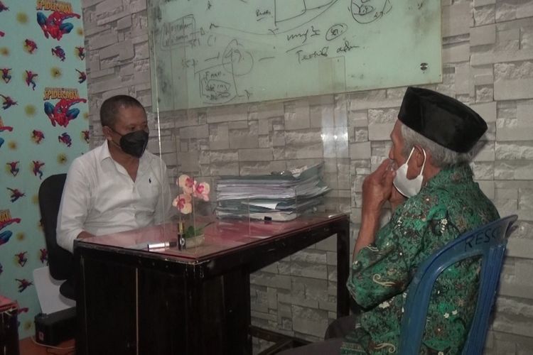 SU (65), seorang dukun tengah menjalani pemeriksaan oleh aparat Kepolisian Polres Gowa, Sulawesi Selatan sebagai saksi dalam kasus AP (6), yang menjadi korban ritual oleh kedua orangtuanya. Selasa, (8/9/2021).