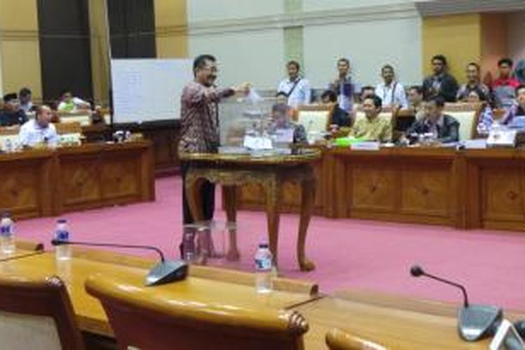 Suasana votting pemilihan calon hakim agung di Komisi III DPR, Kompleks Gedung Parlemen, Jakarta, Senin (23/8/2013).