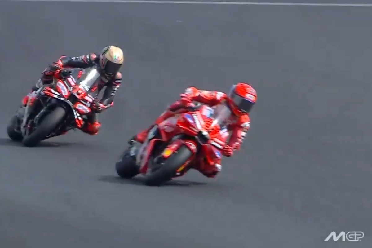Marc Marquez (Ducati) mengungguli Marco Bezzecchi di lintasan Sirkuit Misano pada pergelaran balapan utama MotoGP San Marino 2025 pada Minggu (14/9/2025).