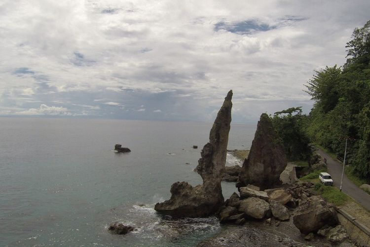 Batu Layar, Larike, Maluku
