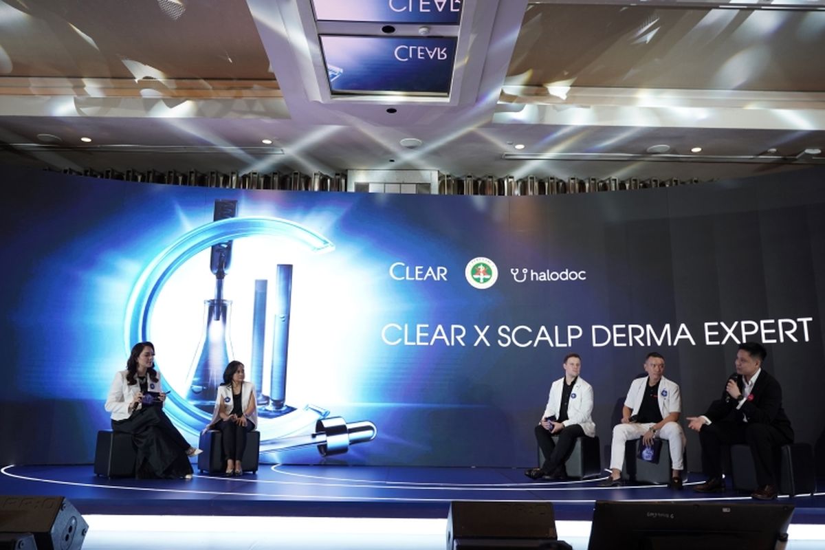 (Kiri-Kanan) dr. Reisa Broto Asmoro sebagai moderator, Head of Marketing CLEAR Indonesia Ari Astuti, CLEAR Scalp Derma Expert Matthew Seal, Ketua PERDOSKI Cabang Jakarta dr. M. Akbar Wedyadhana, Sp. DVE, FINSDV, FAAADV, dan Head of Product Marketing Halodoc Timothy Raditya. 