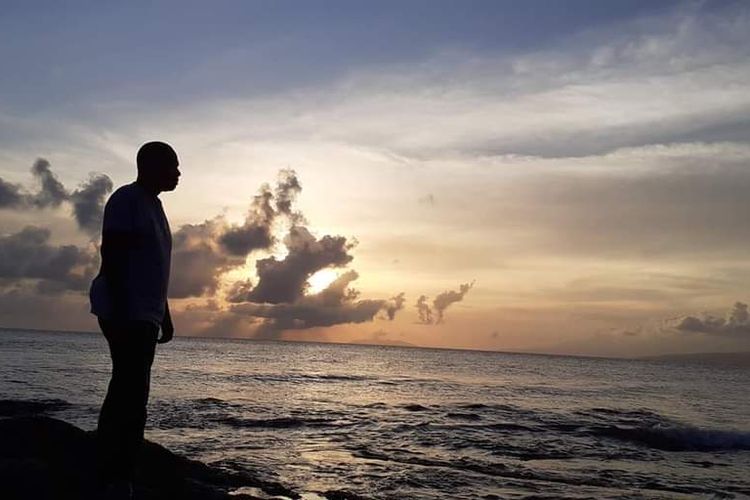 Pantai Pasir putih Liang Mbala, Kel. Kota Ndora, Kec. Borong, Kabupaten Manggarai Timur, Sabtu, (19/3/2022).  Saat senja di Pantai Liang Mbala. (KOMPAS.com/MARKUS MAKUR)