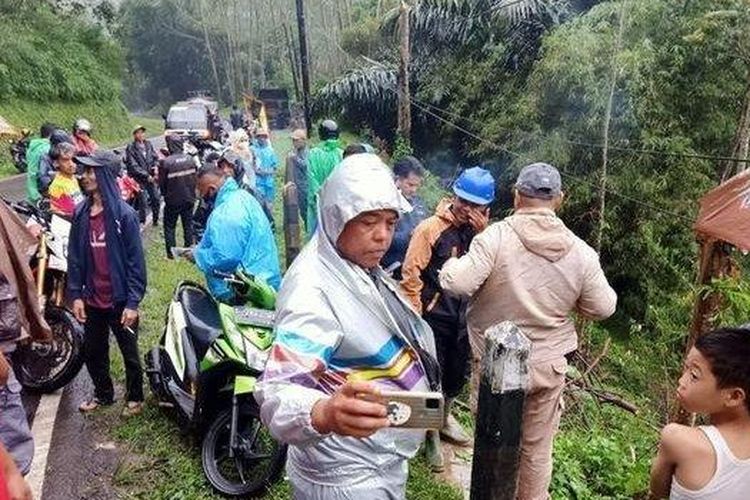 Warga Garut dihebohkan dengan penemuan tengkorak dan kerangka manusia di Jalan Raya Talegong-Pangalengan, Blok Awisuti, Desa Sukamulya, Kecamatan Talegong, Kabupaten Garut, Jawa Barat, Kamis (4/5/2023) petang. 