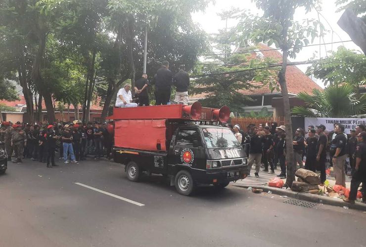 Diadang Massa Ormas, Eksekusi Rumah Pensiunan TNI AL di Surabaya Ditunda