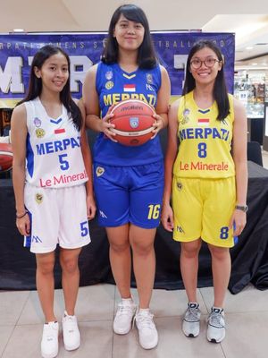 Tiga pemain klub basket putri Merpati Bali (kiri ke kanan) Putu Tiana Widiastari, Husna Aulia Latifa, dan Regita Pramesti, di Jakarta, pada Kamis (29/1/2020) saat memperkenalkan kostum baru untuk liga bola basket Srikandi Cup 2020. 