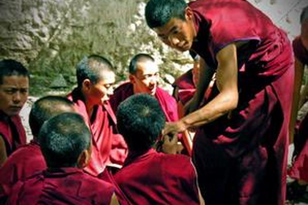 Para biksu berdebat sengit di Kuil Sera.