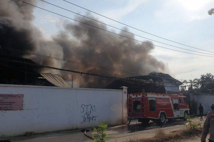 Sebuah pabrik pipa paralon di Jalan Raya Perancis, Kecamatan Kosambi, Kabupaten Tangerang ludes terbakar api pada Jumat (15/7/2022) siang.