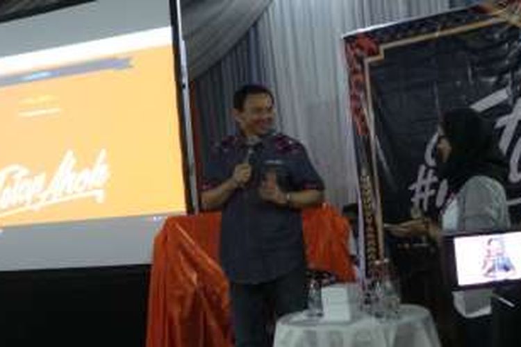 Gubernur DKI Jakarta Basuki Tjahaja Purnama atau Ahok bersama relawan Teman Ahok saat menghadiri acara launching website Teman Ahok, di Graha Pejaten, Jakarta Selatan, Sabtu (1/10/2016).