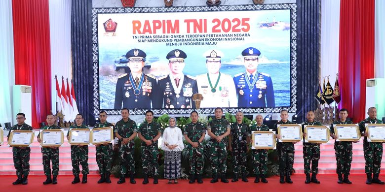 Menteri Pendayagunaan Aparatur Negara dan Reformasi Birokrasi (Menpan-RB) Rini Widyantini saat menjadi pembicara dalam acara Rapat Pimpinan (Rapim) TNI 2025 di Markas Besar (Mabes) TNI, Jakarta, Jumat (31/1/2025).