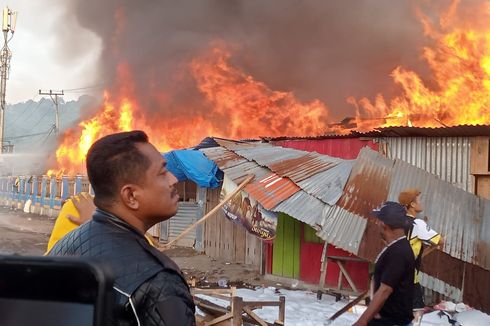 Lapak Pedagang Pasar Wosi Manokwari Ludes Terbakar, Petugas Damkar Temui Kendala Saat Pemadaman