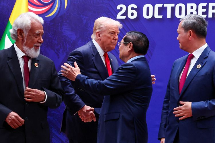 Presiden Amerika Serikat Donald Trump bersalaman sambil memeluk Perdana Menteri Vietnam Pham Minh Chinh dalam Konferensi Tingkat Tinggi atau KTT ASEAN yang ke-47 di Kuala Lumpur, Malaysia, Minggu (26/10/2025).