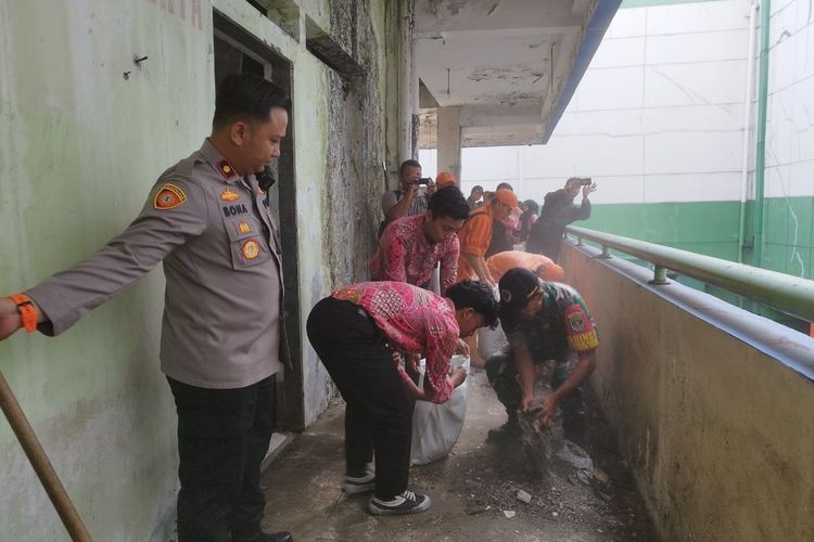 Kapolsek Metro Tanah Abang Kompol Patar Mula Bona membantu membersihkan Pasar Tanah Abang Blok G, Jakarta Pusat, Kamis (13/7/2023). (KOMPAS.com/XENA OLIVIA)