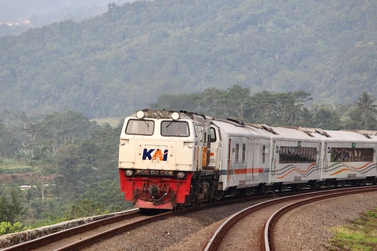 Ilustrasi kereta api. KA Rute Karawang-Bandung PP.