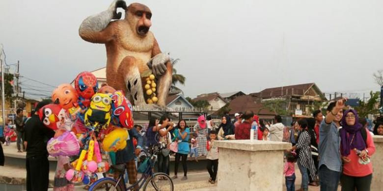 Posisi patung Bekantan di Banjaramasin, Kalimantan Selatan, berada agak jauh dari Menara Pandang dan pasar terapung, namun masih satu kawasan.