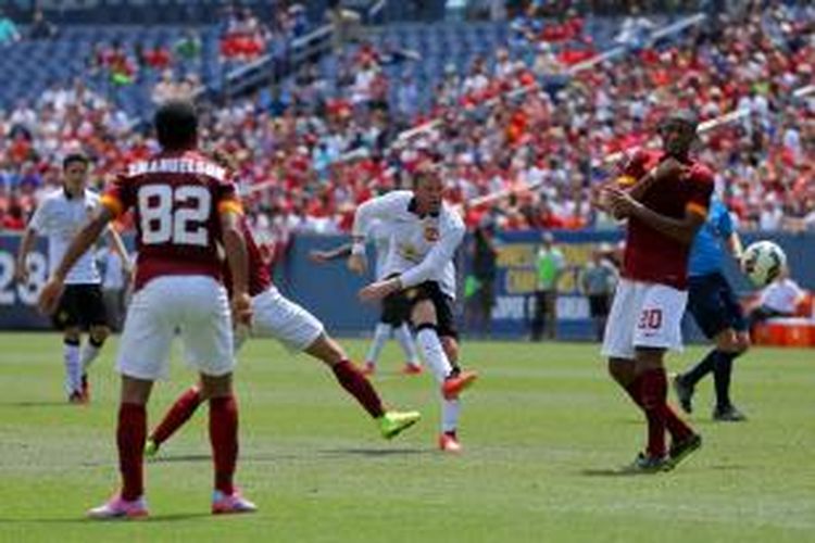 Penyerang Manchester United, Wayne Rooney, melepaskan tembakan keras yang berujung gol ke gawang AS Roma pada laga persahabatan, Sabtu (26/7/2014). 