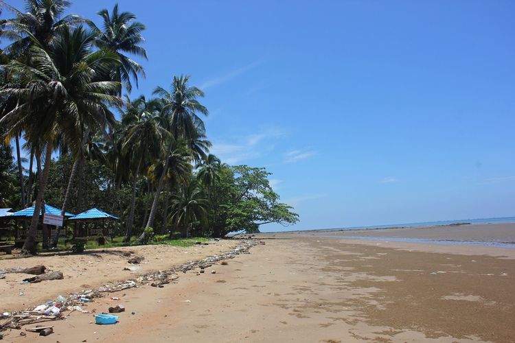 Bangunan Gazebo di Pantai Batu Lamampu. Pantai Batu Lamampu merupakan kawasan pantai yang indah dengan pasir coklat yang bersih dengan paduan langit yang biru. Sayangnya Pemkab Nunukan, Kalimantan Utara belum memaksimalkan potensi wisata yang berada di wilayah perbatasan dengan Malaysia tersebut. 