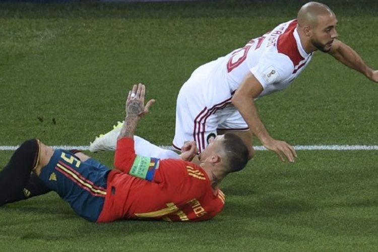 Nouredinne Amrabat dijatuhkan Sergio Ramos pada pertandingan Maroko vs Spanyol di Kaliningrad, 25 Juni 2018. 