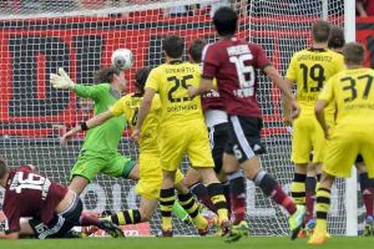 Bek Nuermberg Per Nilsson (tersembunyi) mencetak gol pertama bagi timnya di ajang Bundesliga, ketika melawan Borussia Dortmund, Sabtu (21/9/2013). Duel berakhir imbang 1-1.