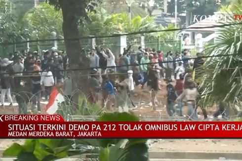 Melawan Polisi, Massa Lempar Petasan hingga Berpencar ke Tiga Titik 