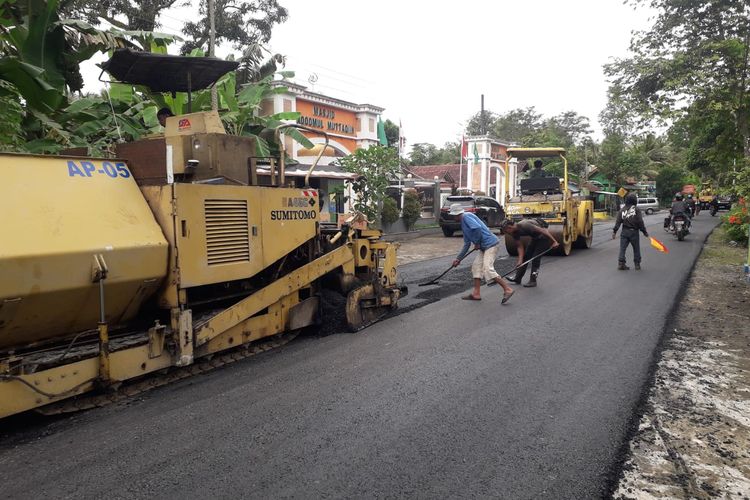 Perbaikan ruas jalan di Kebumen, Jawa Tengah, Kamis (13/4/2023).