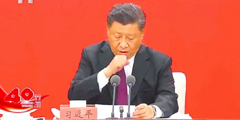 Presiden China Xi Jinping tampak batuk berkali-kali di akhir pidatonya, membuat spekulasi banyak orang di media sosial khususnya pihak oposisi bahwa dia terinfeksi Covid-19.