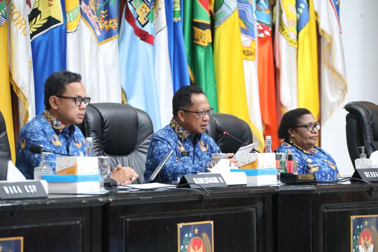  Menteri Dalam Negeri (Mendagri) Muhammad Tito Karnavian saat memimpin Rapat Koordinasi Pengendalian Inflasi Daerah Tahun 2024 dari Gedung Sasana Bhakti Praja (SBP) Kantor Pusat Kementerian Dalam Negeri (Kemendagri), Jakarta, Senin (28/10/2024).
