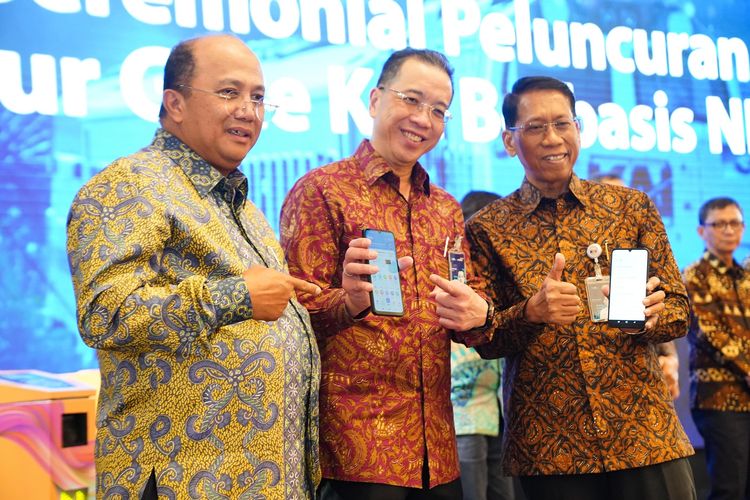 Direktur Corporate Banking Bank Mandiri Riduan dan Direktur Utama KAI Didiek Hartantyo menandatangani perjanjian kerja sama untuk menghadirkan perbankan pada layanan kereta api di Plaza Mandiri, Jakarta, Selasa (1/10/2024). 