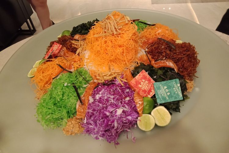 Bahan makanan Yusheng di acara malam tahun baru Imlek di Sheraton Grand Jakarta Gandaria City Hotel, Kamis (15/2/2018) malam.