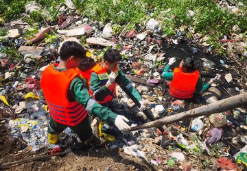 FamilyMart Gandeng Robries Ubah Sampah Plastik Sungai Jadi Kursi