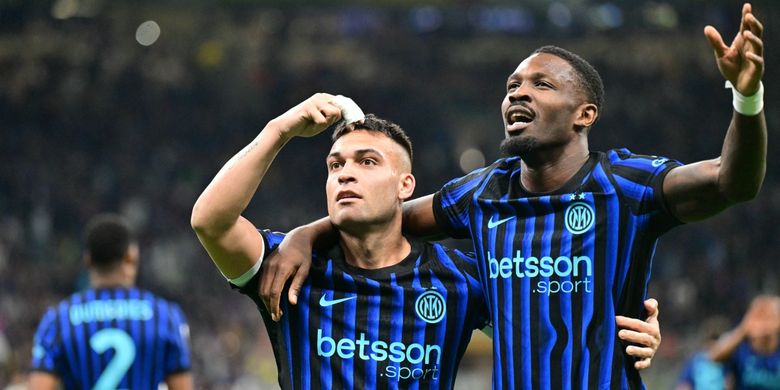 Lautaro Martinez merayakan gol ketiga timnya dengan Marcus Thuram dalam pertandingan sepak bola Serie A Liga Italia antara Inter Milan vs AS Roma di stadion San Siro di Milan, pada 5 April 2026. (Foto oleh Stefano RELLANDINI / AFP)