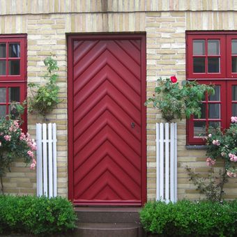 Ilustrasi pintu rumah berwarna merah. 