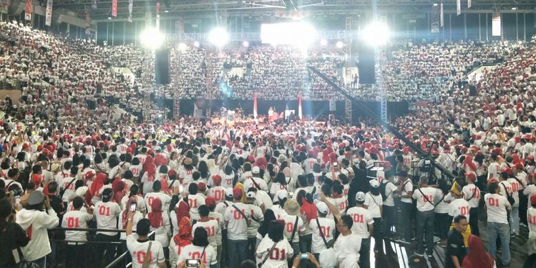 Kumpulan alumni SMA di Jakarta mendeklarasikan dukungan untuk pasangan capres dan cawapres nomor urut 01 Jokowi-Maruf di Istora Senayan, Minggu (10/2/2019). 