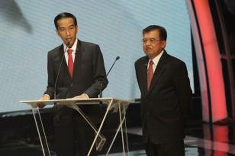 Pasangan calon presiden dan calon wakil presiden Joko Widodo dan Jusuf Kalla mengikuti acara debat di Jakarta Selatan, Senin (9/6/2014). Debat akan dilakukan sebanyak lima kali selama masa kampanye.