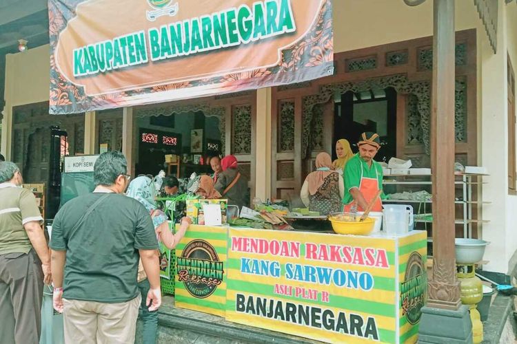 Pengunjung Grand Maerakaca Fair 2022 mengantri untuk membeli mendoan raksasa dan dawet ayu di stand Kabupaten Banjarnegara, Minggu (4/9/2022).