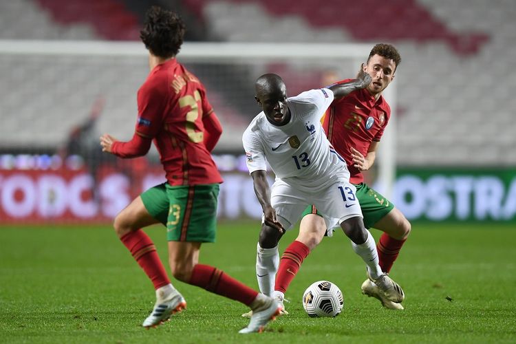 Gelandang Perancis NGolo Kante melindungi bola dari pemain Portugal Diogo Jota (kanan) dalam pertandingan UEFA Nations League A antara Portugal vs Perancis di Stadion Luz di Lisbon pada 14 November 2020.