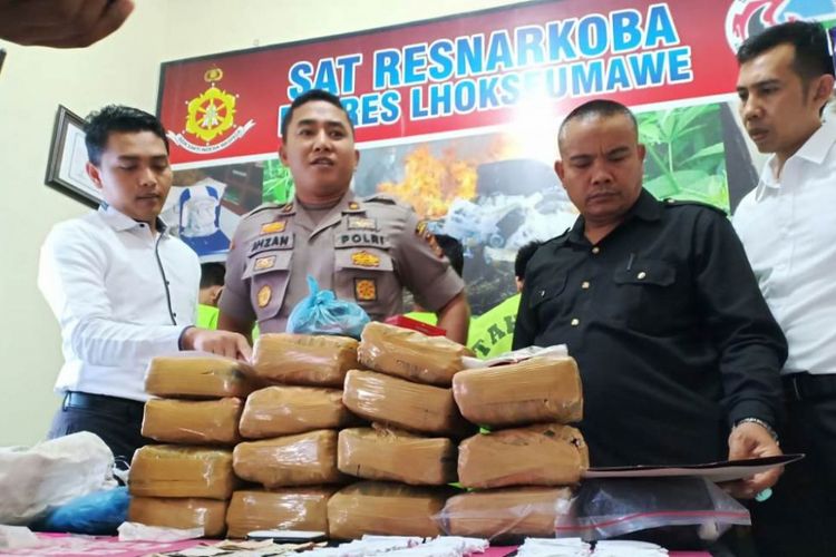  Kepala Bagian Operasi Polres Lhokseumawe, Kompol Ahzan, dalam konferensi pers tentang penangkapan kasus narkoba di Mapolres Lhokseumawe, Senin (4/2/2019) 