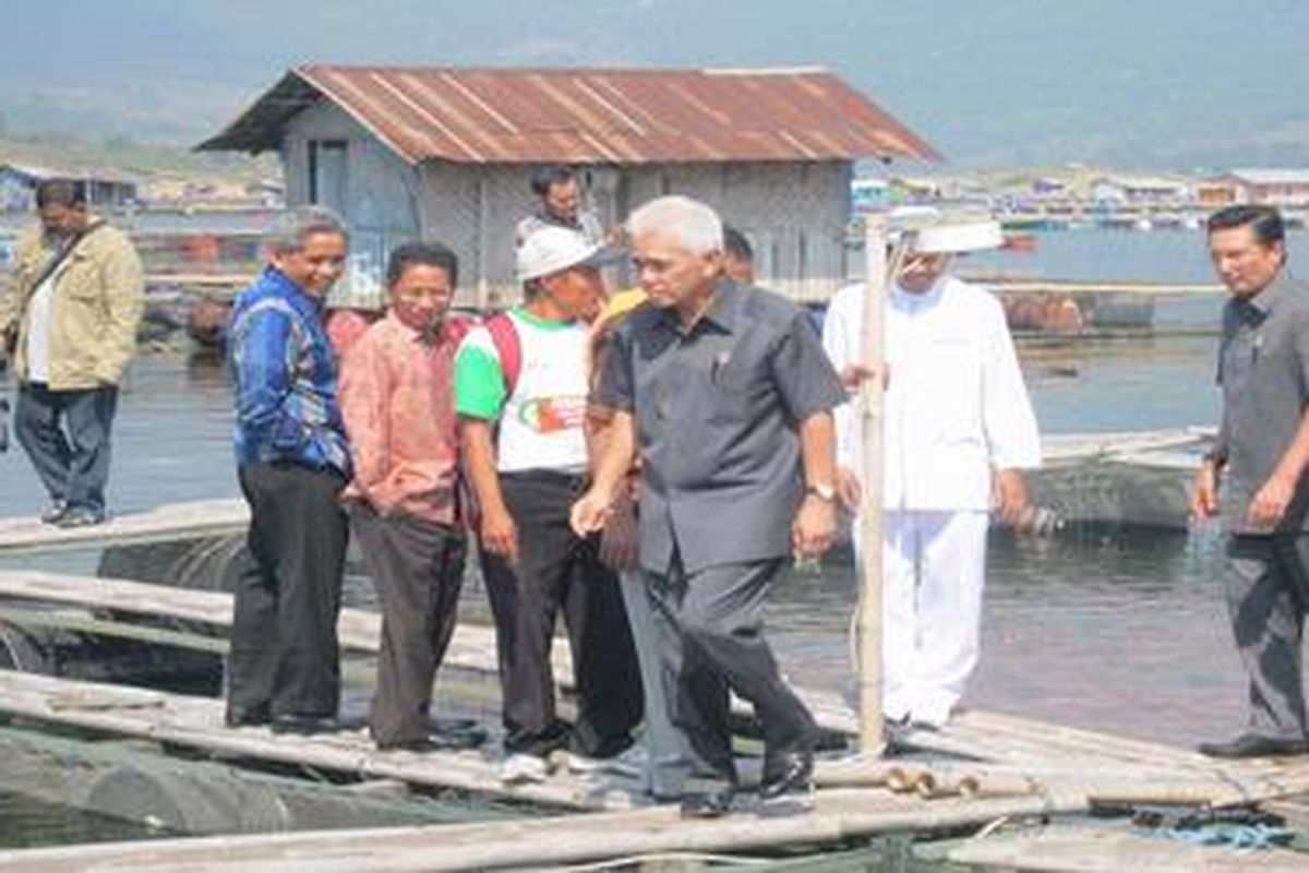 Menteri Koordinator Perekonomian Hatta Rajasa, Menteri Kelautan dan Perikanan Fadel Muhammad, dan Menteri Pertanian Suswono, mengunjungi Waduk Jatiluhur di Purwakarta, Jawa Barat, Sabtu (20/8/2011).