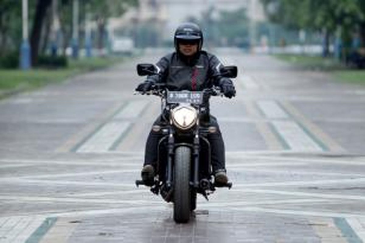 Motor Kawasaki Vulcan S saat sesi pemotretan di kawasan Parkir Timur Senayan, Jakarta, Senin (30/11/2015). Sepeda motor bergenre cruiser dengan mesin 650cc dua silinder ini dijual dengan harga sekitar Rp 167 juta on the road.