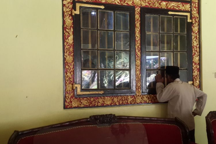 Seorang wisatawan saat mengintip kamar tidur raja-raja Sumenep dari balik jendela kaca di Keraton Sumenep, Minggu (2/7/2017). Ruangan tersebut tidak boleh dimasuki oleh wisatawan. Wisatawan hanya bisa mengintip dari balik jendela kaca.