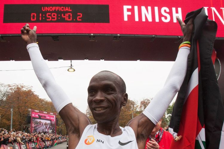 Pelari asal Kenya, Eliud Kipchoge, melakukan selebrasi usai memecahkan rekor maraton dengan waktu di bawah 2 jam di Wina, Austria, Sabtu (12/10/2019).