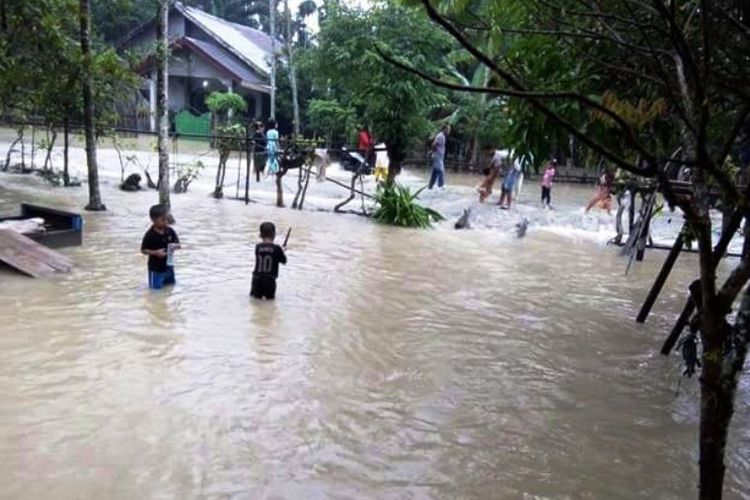 Warga di lokasi banjir Desa Hagu, Kecamatan Matangkuli, Kabupaten Aceh Utara, Rabu (3/1/2018).
