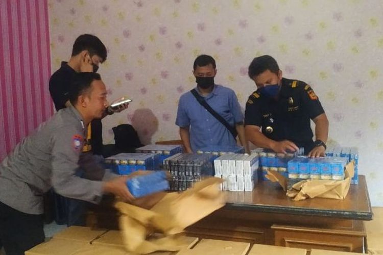 Petugas menyita barang bukti rokok ilegal tanpa pita cukai di Jember, Senin (15/8/2022).