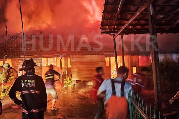 Sebanyak 10 rumah dinas anggota TNI-AD di Gatot Subroto I, Jalan Adisucipto, Kecamatan Sungai Raya, Kabupaten Kubu Raya, Kalimantan Barat (Kalbar) hangus terbakar, Rabu (4/10/23) pukul 01.00 WIB.