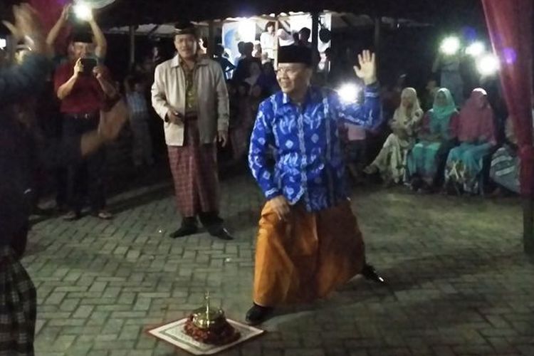 Plt Gubernur Rohidin Mersyah bersilat (Tari Rendai) dengan anggota DPD RI, Dapil Bengkulu, Ahmad Kanedi.