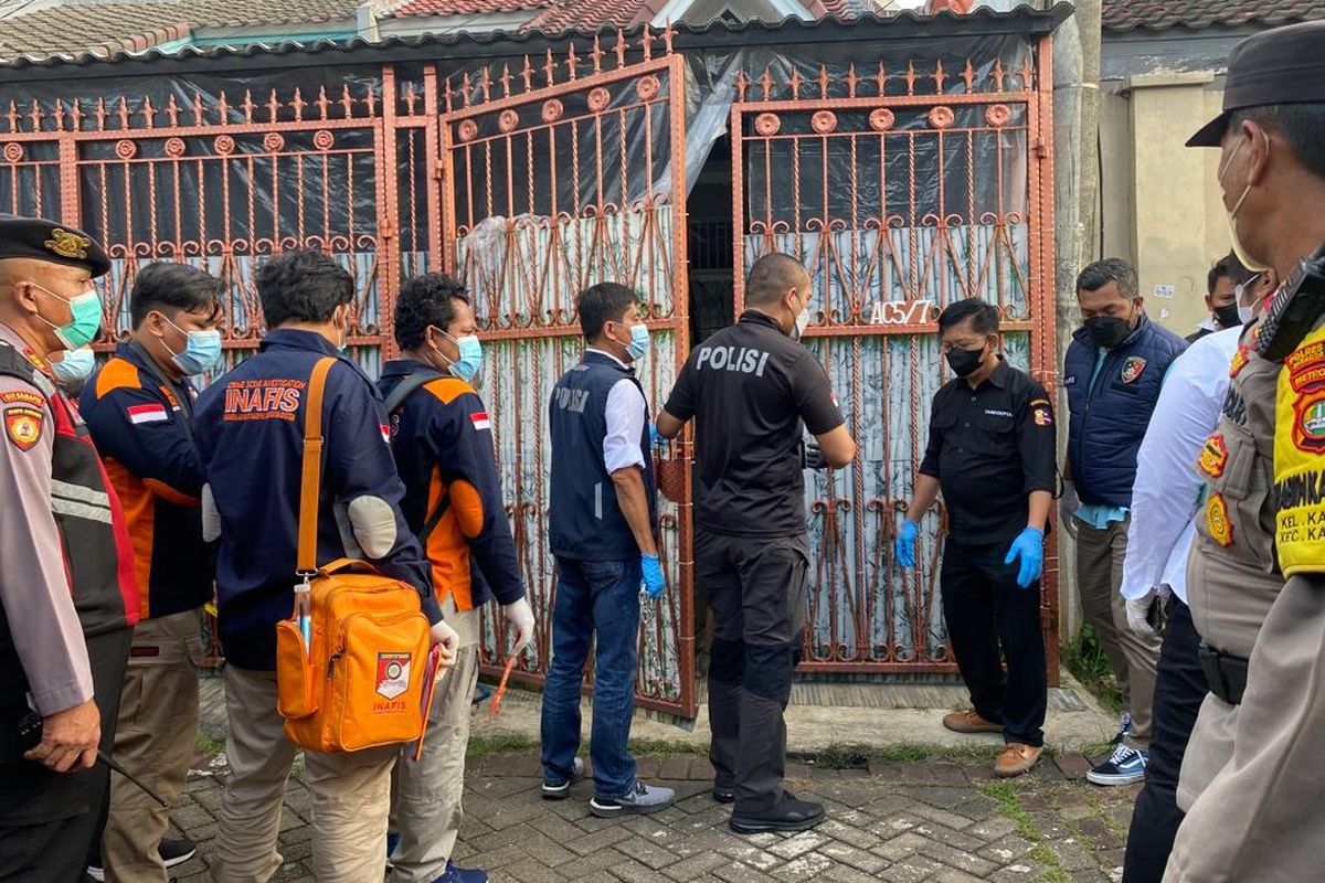 Tim gabungan polisi mendatangi rumah satu keluarga tewas di Kalideres, Jakarta Barat pada Rabu (16/11/2022). Tim datang sejak pukul 16.50 WIB untuk melakukan olah tempat kejadian perkara (TKP). 