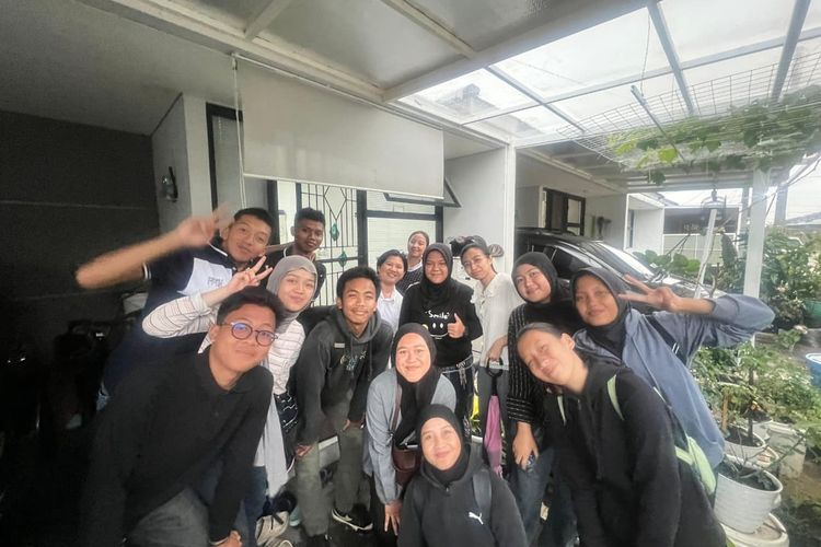 Olivia Yuliana saat dikunjungi teman seangkatanya.