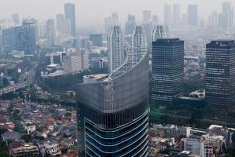 Suasana gedung-gedung perkantoran di DKI Jakarta difoto dari ketinggian. Indonesia tengah menghadapi persoalan turunnya harga komoditas mempengaruhi pendapatan ekspor, serta laju pertumbuhan ekonomi yang rendah. 