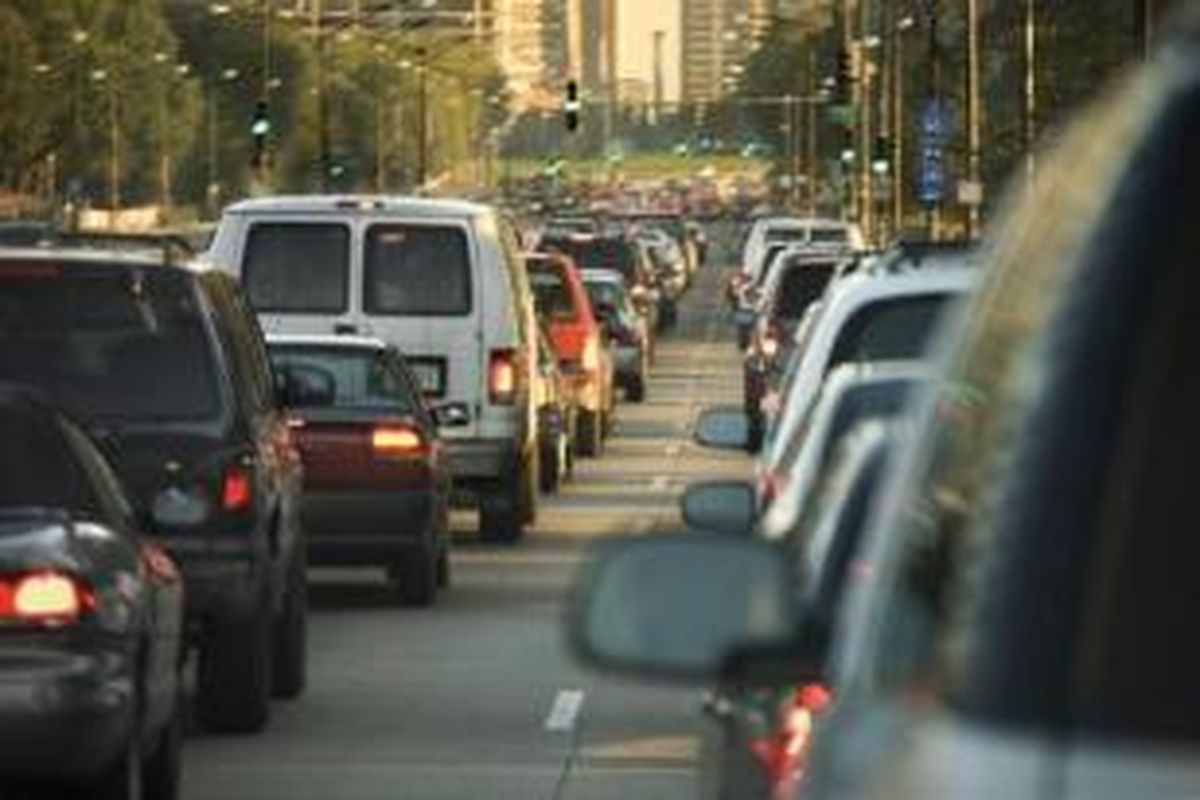 Ada beberapa cara mereduksi suara bising dari jalan raya. Salah satunya memasang panel dan gorden kedap suara.