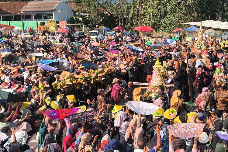 Serunya Tradisi Wahyu Kliyu di Karanganyar, Warga Balik Payung untuk Jaring Apem