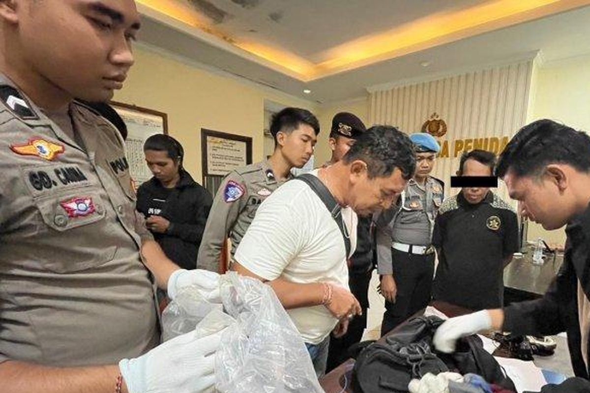 Kasus penembakan terjadi di sebuah minimarket di Nusa Penida, Bali ternyata pelaku seorang oknum dosen berpendidikan doktor.
